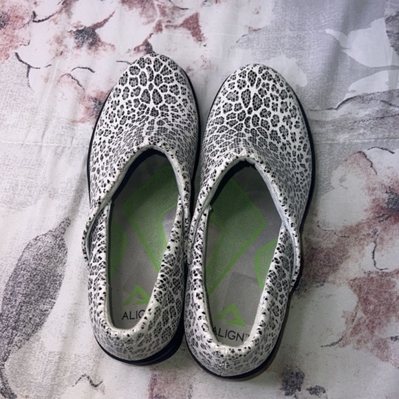 Align Nursing clogs shoes size  9 1/2 white Leopard - Picture 2 of 7